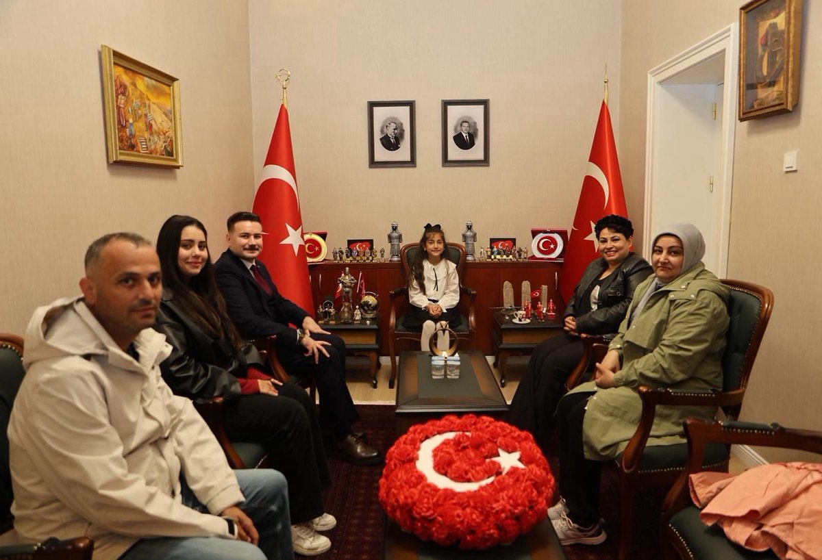 Gökçeada’da 23 Nisan Geleneği: Kaymakamlık Makamı 4. Sınıf Öğrencisi Zeynep Yılmaz’a Devredildi🇹🇷

23 Nisan Ulusal Egemenlik ve Çocuk Bayramı kapsamında Gökçeada’da anlamlı bir devir teslim programı gerçekleştirildi.