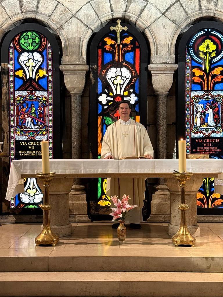 He celebrado la Santa Misa en la cripta de la Catedral de Notre Dame en París.
He pedido por mi parroquia de Czestochowa. 
#FelizmenteCatólico #Peregrinación2026 #CzestochowaEsFamilia