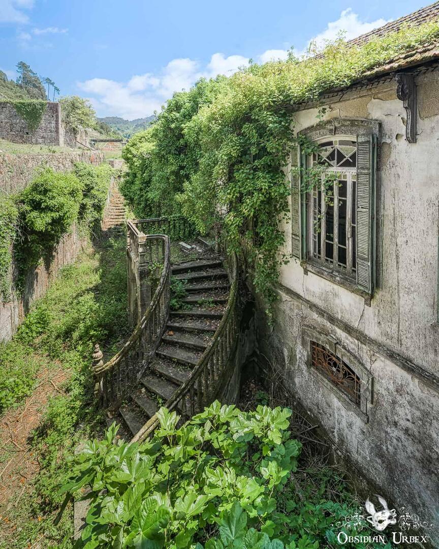 ObsidianUrbex's tweet image. Dream Palace, Portugal. Nature is overtaking the abandoned wine estate, while termites feast on the woodwork inside. Slowly, this once magnificent residence is melting back into Earth. #Portugal #AbandonedPlaces #Explore