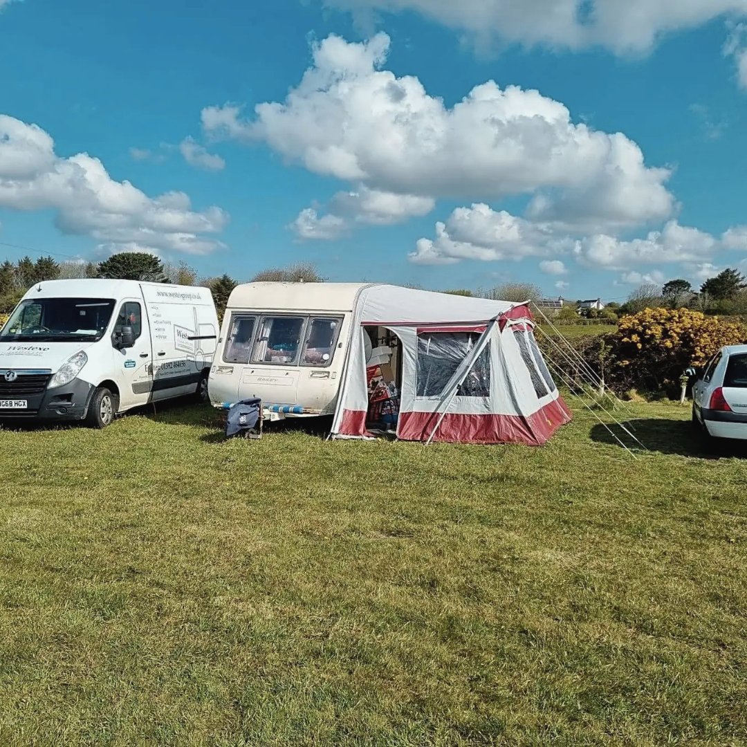 pitchup's tweet image. A #Cornish campsite with views across the #LizardPeninsula and space to spread out. Beaches, walks and family days out are all within easy reach
pitchup.com/campsites/Engl…