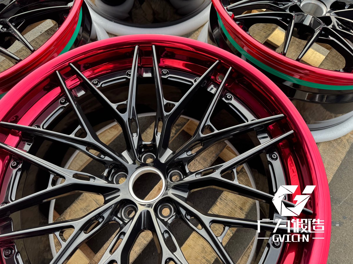 ChiungaiN331's tweet image. Gloss black center + polished lip —
like red lipstick with black stockings… you get the idea 😏

#gvichnforged #3piecewheels #alibaba #forgedwheels #concavewheels