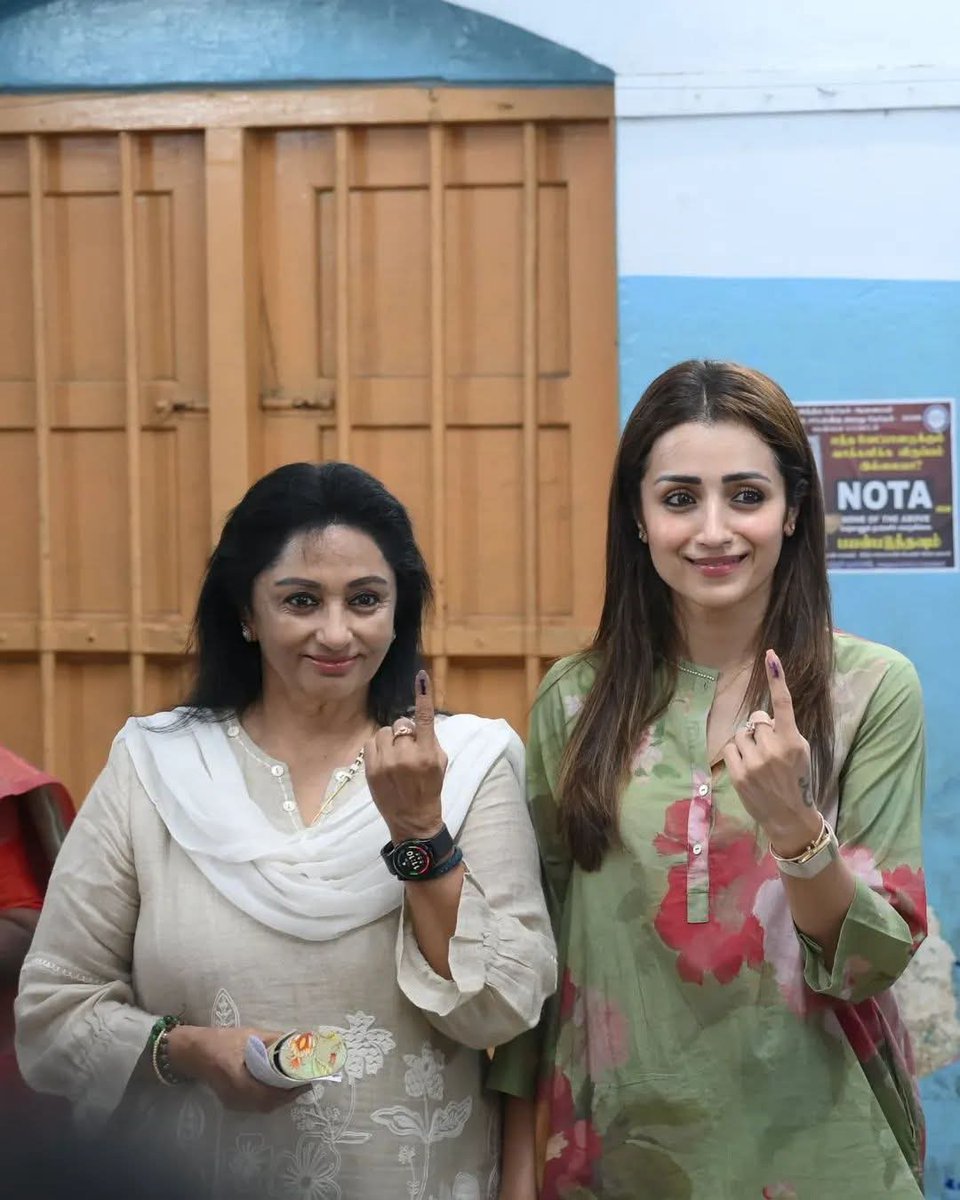 Stillsaravanan's tweet image. நடிகை @trishtrashers அவர்கள் தனது தாயாருடன் ஜனநாயக கடமையை ஆற்றினார்... #celebrity  #trisha #trishakrishnan #ActressSeetha