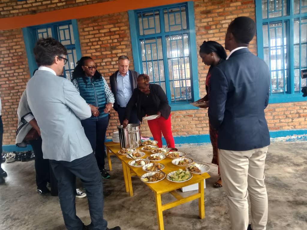 RutsiroDistrict's tweet image. They reviewed progress on the “Imirire Iboneye” program, which promotes sustainable food systems to combat malnutrition across five districts in  @RwandaWest. The visit featured a field tour to see activities firsthand and hear from beneficiaries about the programme’s impact.
