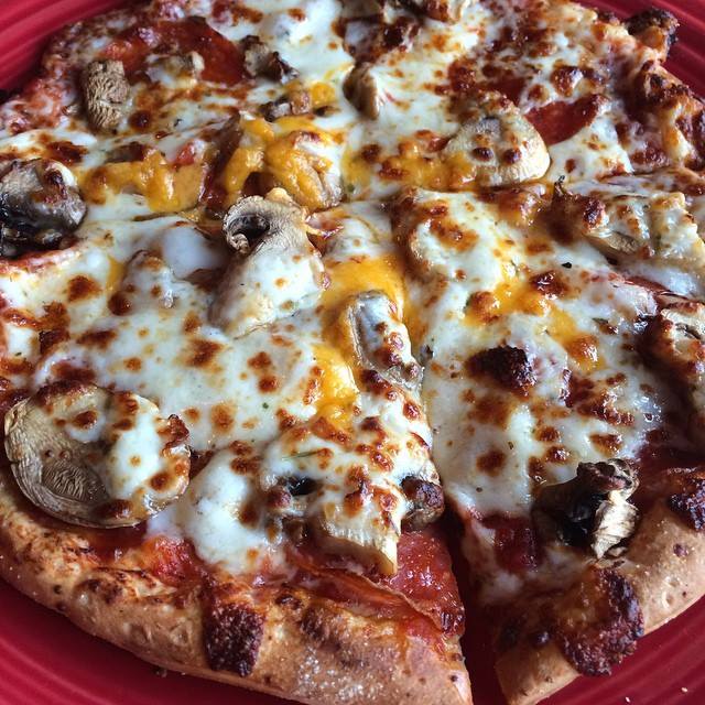 Extreme_Pizza's tweet image. Thursday vibes = 🍕 thanks for the photo daisyforyou! #ExtremePizza #pizza #pizzadelivery #vibes