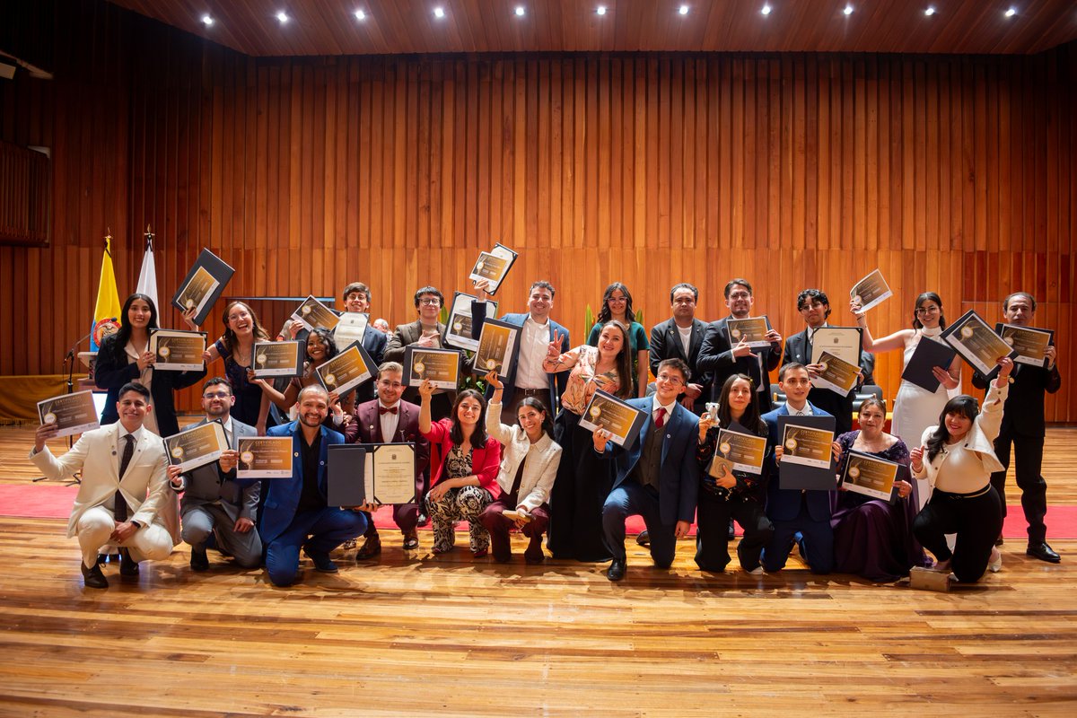 CienciasUNALBog's tweet photo. 👨‍🎓🧑‍🎓🎉"Felicitaciones a los 300 graduandas y graduandos, que la vida los lleve lejos, pero siempre con propósito."
Vivan los estudiantes, vivan los egresados de la @BogotaUNAL. https://t.co/oPQbtotvzg