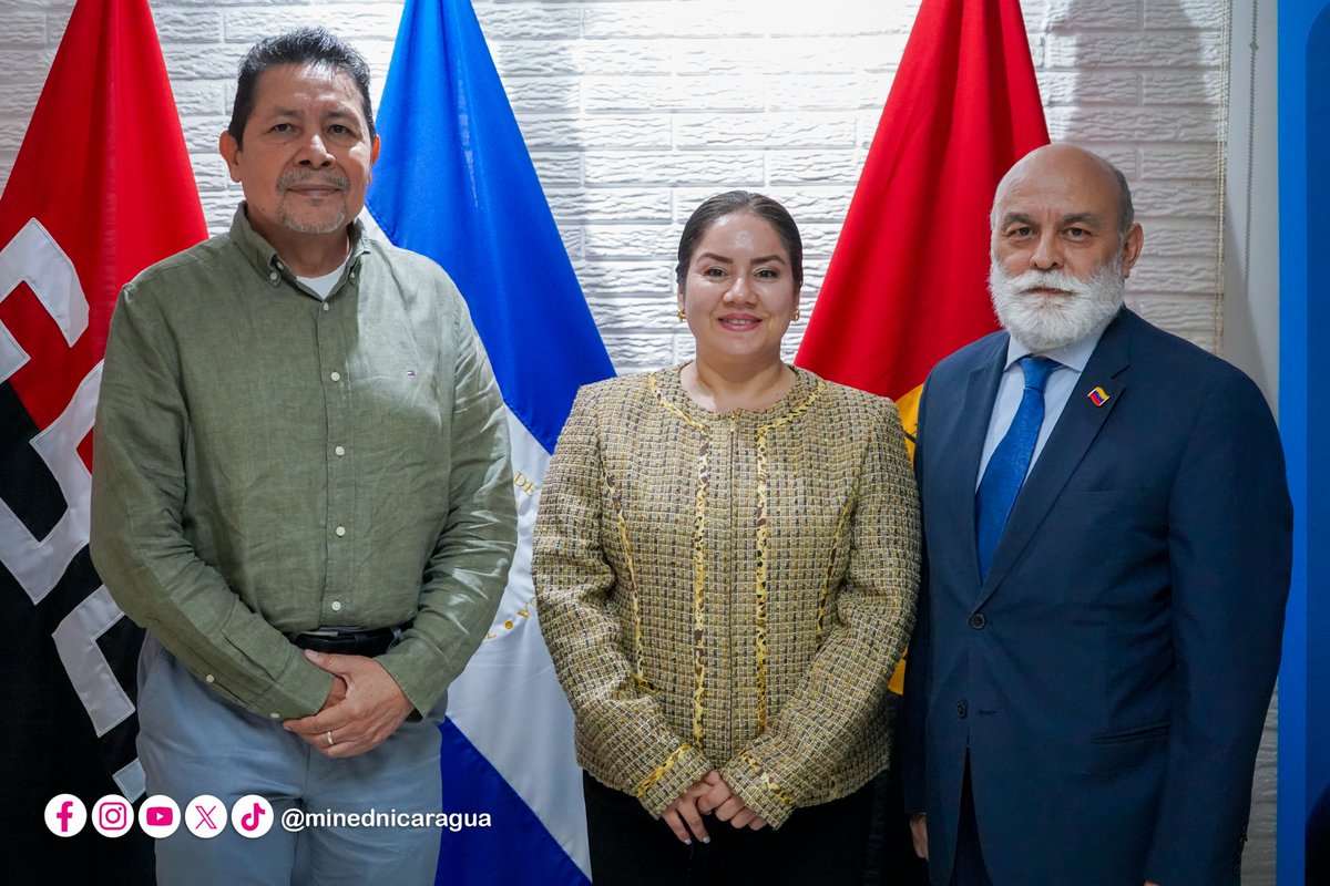 minednicaragua's tweet image. Ministra de Educación, compañera @MendyArauzS, y el Asesor Presidencial para Educación, compañero Salvador Vanegas, recibieron la visita de cortesía del Sr. Rubén Darío Molina, Embajador de la República Bolivariana de #Venezuela en #Nicaragua.