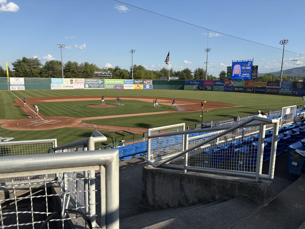 LightninTramp's tweet photo. Realized I haven’t been on X in a hot minute. What an evening for baseball!! Let’s get a win tonight boys! @RidgeYaks #Sec205 https://t.co/LGlkbCRTCV