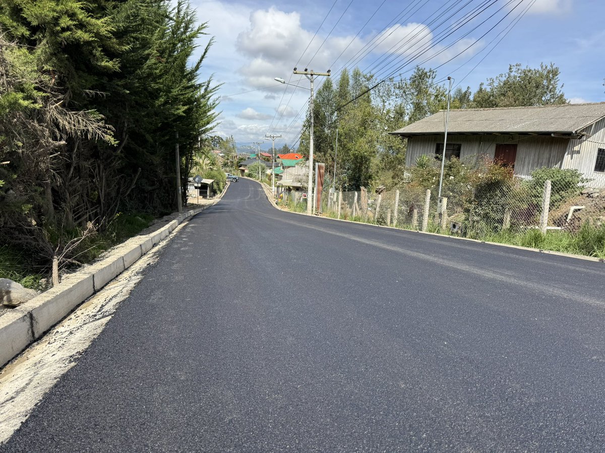 cuenca_dir_gob's tweet photo. 🤝Con el incremento de los #PresupuestosParticipativos se generan más obras y proyectos para nuestra gente
🚜Parroquia #Paccha trabajos de asfalto en el sector La Dolorosa de Paccha en la vía Centro Parrquial - La Dolorosa Gugualzhumi
Trabajamos en equipo #AmorPorCuenca❤️💛 https://t.co/jzFF2CA6dc
