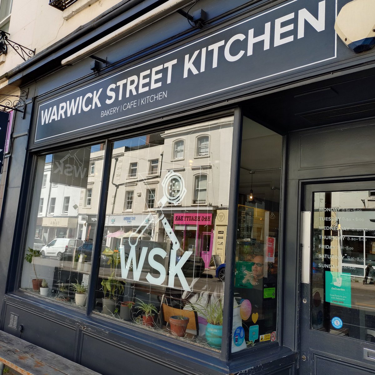 v_i_o_l_a's tweet image. liebes tagebuch, bislang stand "WSK" für mich für die "Wörterbücher zur Sprach- und Kommunikationswissenschaft". (degruyterbrill.com/de/serial/wsk-…)
seit heute kenne ich auch die "warwick street kitchen" in royal leamington. und ja, das avocado-brot war lecker. 😋
#urlaub #england #2026