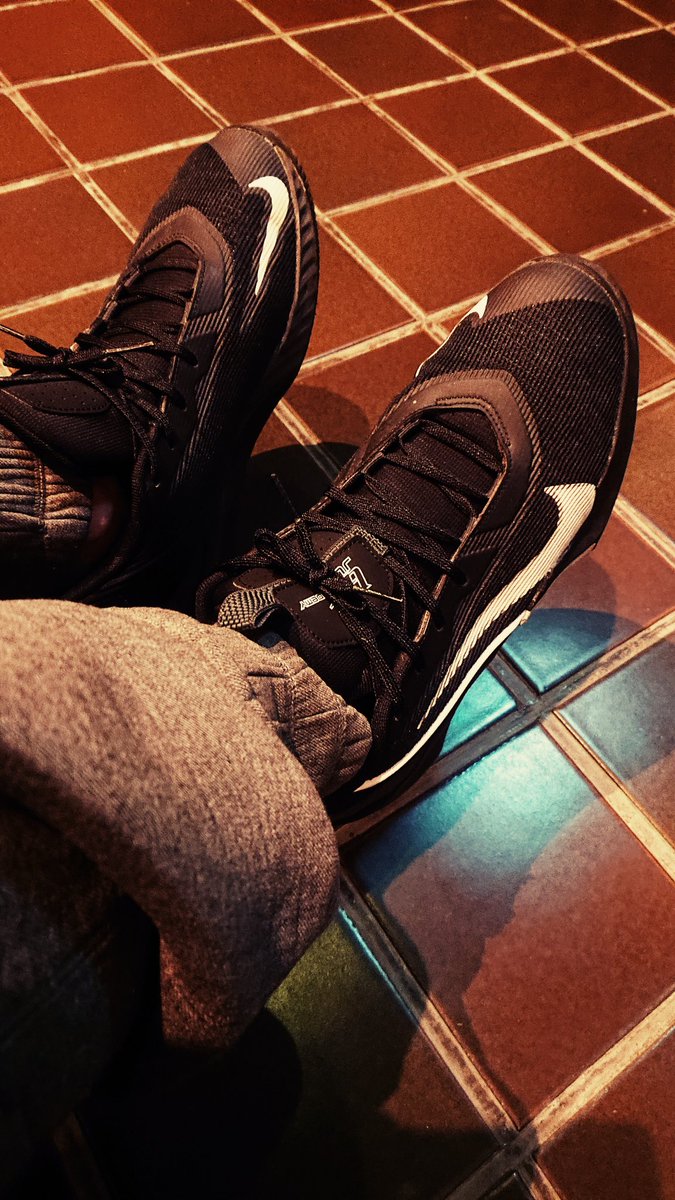 ゴミ出しついでに、走って ( 半分歩いて、コンビニ寄ってタバコ買って ) きた 。。。なんやそれ。