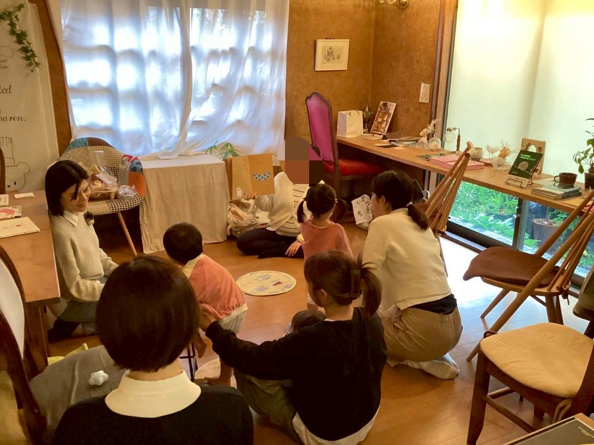 モカロンさんのイベントでは店主の松永さんの『もしも宇宙が一本のひもだったら？』の制作背景について松永さんご本人からの貴重なお話と読み聞かせも！

その後に線を書いてデザインするワークショップをして皆さんのデザインが最後一つに合わさった絵に！

素敵なイベントをありがとうございました！