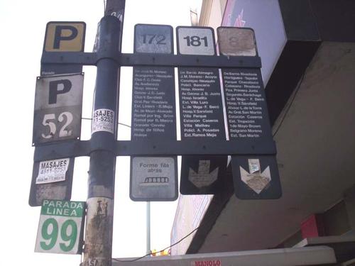 Año 2008. Juan B. Justo y Lope de Vega. La parada estuvo hasta 2011. Las líneas 99 y 52 no llegaron a cruzarse ahí, pero el poste las reunió junto a la 81, que dejó de circular en 1979.

(Ver línea 81) busarg.com.ar/lineas_del_aye…