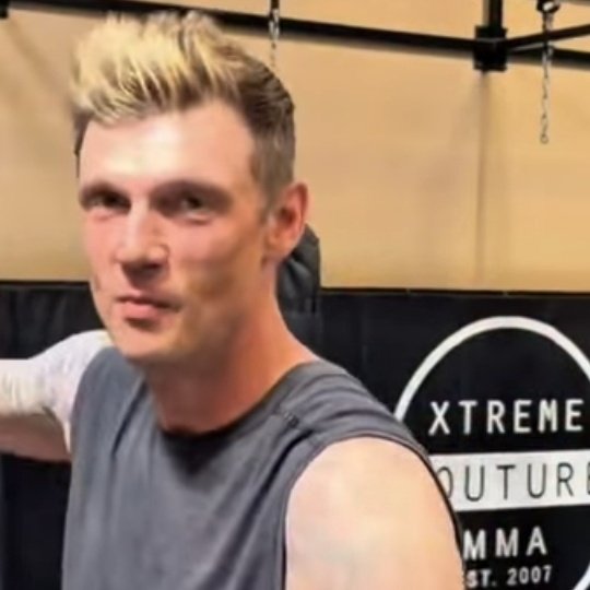 Bastou o nick voltar a malhar que ele voltou com o cabelo jogado , amo viveeer