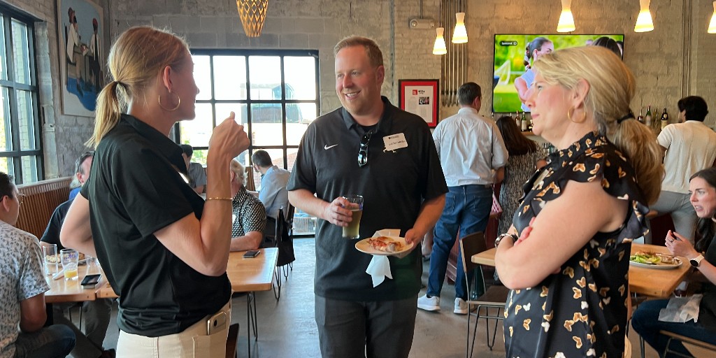 WakeForestBiz's tweet photo. Last week, the #WFUSB Alumni Council hosted their annual spring meeting in Charlotte, including a Happy Hour with local #MBA students and alumni and a service project as part of the Univeristy's #ProHumanitate Days.
Check out more photos from the meeting: https://t.co/5gJSkSFoQq https://t.co/6oHSLj63Kw