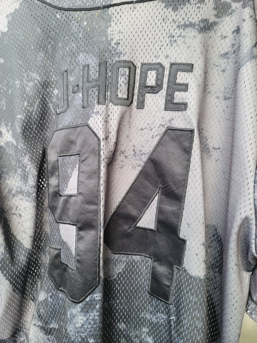 ねぇwwwちょっとwww
東京ドーム当日ピックアップして着用→帰宅して裏返しでネットに入れて洗濯→裏返しのままハンガーで陰干し→そのまま仕舞う。今回のツアーグッズの色落ちが酷いとTLで知って、洗濯後初めて表に返して見てみたらこの有様www色落ちするなら全体的に落ちて欲しかったやでwww