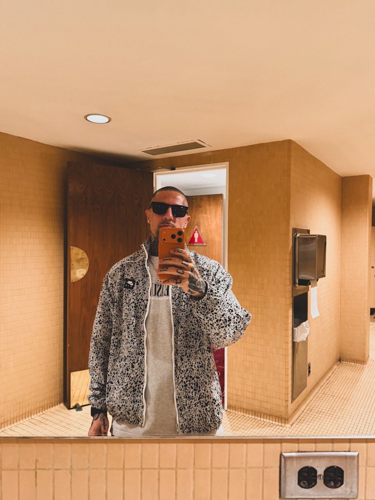 Unkonfined tweet media