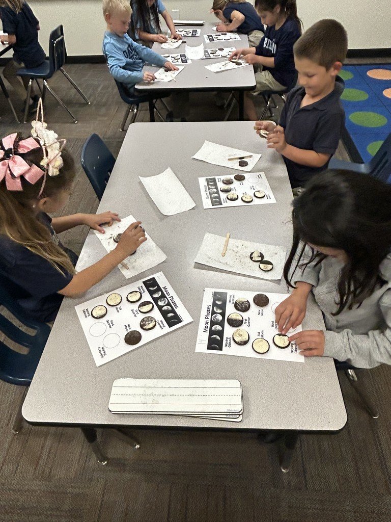 OasisAcademy's tweet image. Students turned Oreo cookies into a hands-on moon lab! 🌕🌗🌑 Using cookies to model moon phases made learning tasty and memorable — who knew science could be this delicious? Which phase is your favorite? #ScienceClass #MoonPhases 🍪🌙