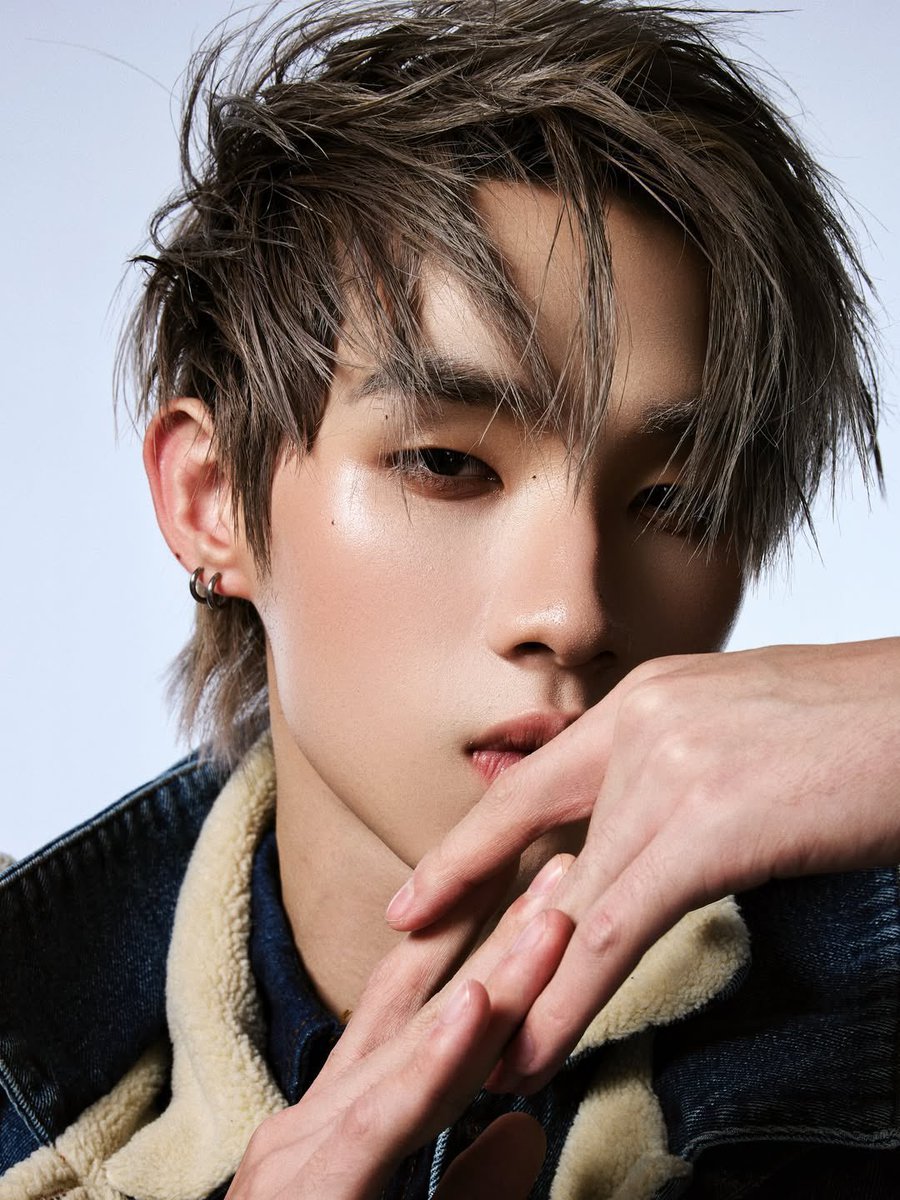 Nu_newie's tweet photo. #ThePedigreeofLove - Chapter 15 is up!

Dylan didn't offer a single word. He didn't even unbutton Jun's shirt. He just tore right through the slacks.

And then…
"Hold it."

🔗 https://t.co/Ff4wibZajk

#JunDylan #au #ao3 #NutHong #TopDylan #BottomJun https://t.co/ORMm5l2QjZ