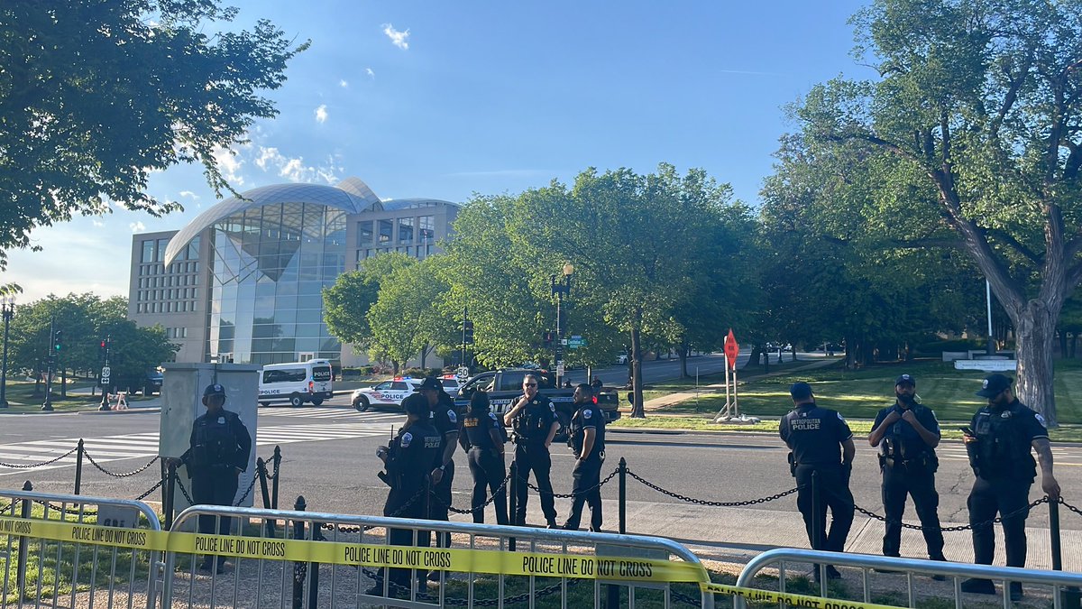 _AnnaLanglois's tweet photo. @RepBeccaB very heavy police presence this evening, US Secret Service also shut down most roads / walkways to get to the area https://t.co/ROLV9Aft5c