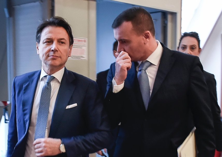 Incapace di un sussulto di dignità, Conte confida nella memoria corta degli italiani per ripulirsi l'immagine. Ma il puzzo del suo populismo e il disastro economico dei suoi bonus restano il marchio indelebile del suo pessimo passaggio a Palazzo Chigi. #lineanotte