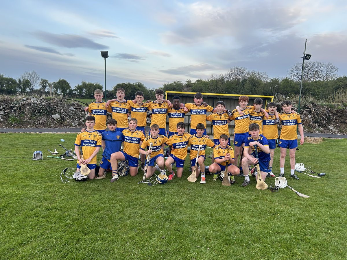 BannerGAAEnnis's tweet image. 🟡🔵👏 to u15 hurlers who won Feile semi final v Parteen-Meelick hosts on a scoreline or 3-09 to 1-07 . Feile final on Saturday morning at 11am . Brilliant achievement to reach our 5th Clare Feile hurling final in a row . #proud 
Banner Abú. 🟡🔵 @HurlingUnderage