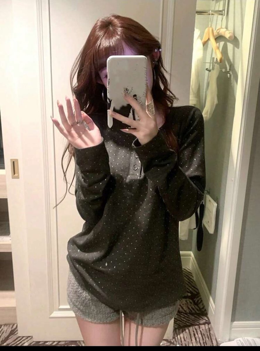 kafkaf318's tweet photo. このクソダサいシャツの着画すっげぇ可愛いんだけどえ？スタイルによってはこんな可愛くなるってこと？？
私着たら喪服用にブラウス買ったけどドット入ってて使い道なくて着てる人みたいになる確率99.8%
残りの0.2%でおしゃれになれそうって見てたらそんな気がしてきた https://t.co/fi5Bau2cTP