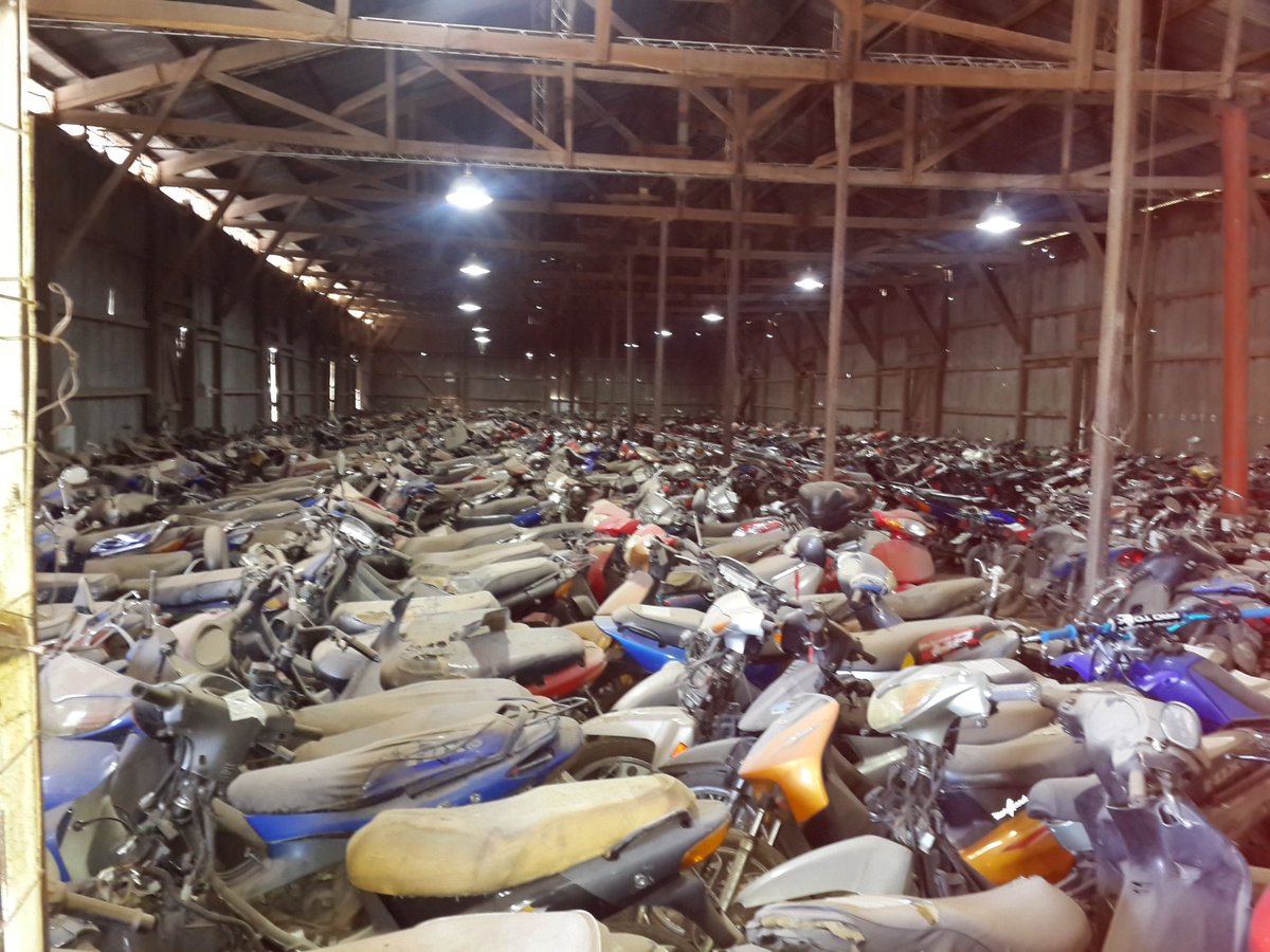 <a href="/manupassaglia/">Manuel Passaglia</a> En muchas ciudades hace muchos años que ya secuestran las motos con escape. Para retirarla tienen que llevar el escape original. Ahora no secuestran tanto porque ya no tienen mas lugar. En Pergamino, transito tiene 2 galpones con mas de 10.000 motos secuestradas, este es uno.