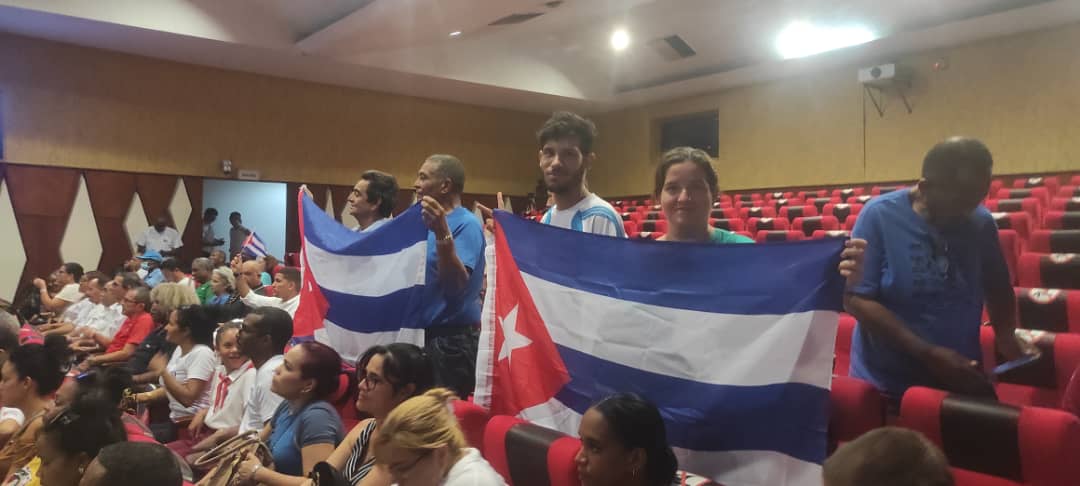 JosCarlosCruzS3's tweet image. Hoy en plenaria del @SNTCIE_Cuba desarrollada en teatro del Ministerio de Comunicaciones, los trabajadores del GEIC, ratificaron su compromiso con la patria y nuestra participación en las actividades organizadas para celebrar el próximo 1ro de mayo. La patria se defiende #Cuba