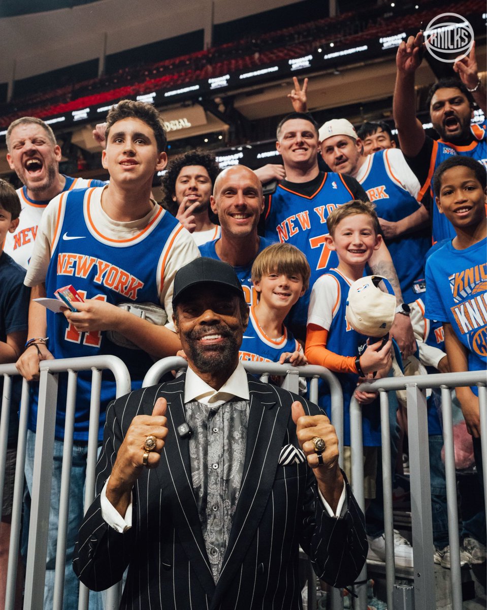 nyknicks's tweet photo. you know the #6thBorough is on the ground 🤝 https://t.co/2WAGth60m8