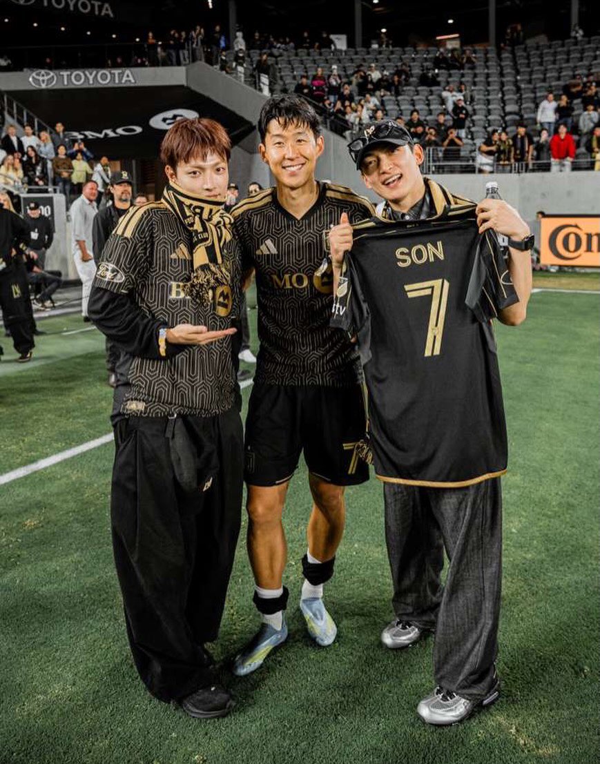 [📷] Hongjoong and Bumjoong with Son Heung-min

#ATEEZ #에이티즈 #HONGJOONG