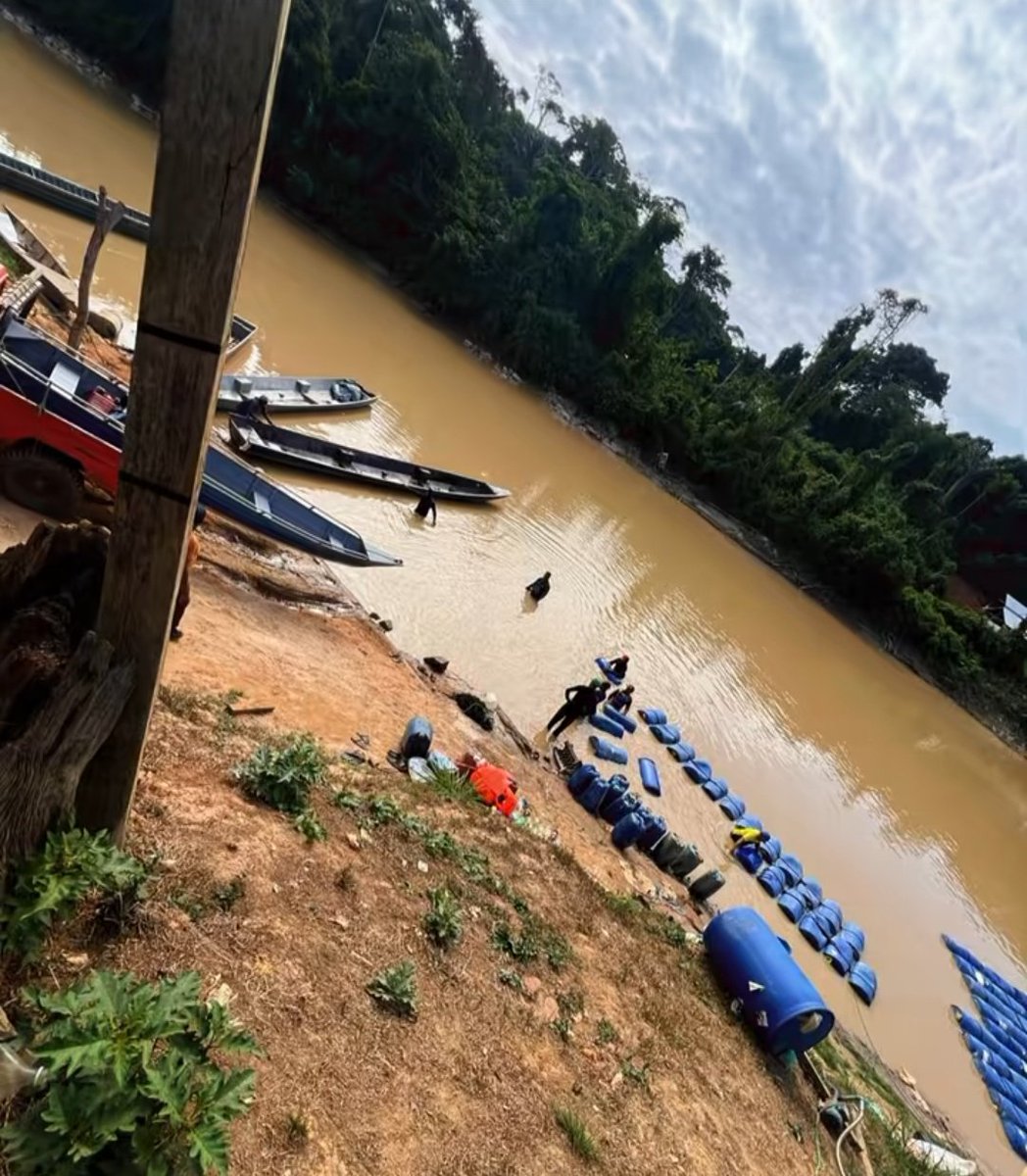 Fritz_A_Sanchez's tweet image. #Atencion #Venezuela 

Continúa un flujo constante de combustible hacia los sectores mineros ilegales dentro de los sectores 7 y 3 de #GranSabana #rioCaroni #rioIcabaru a pesar de contar estos, con figuras de protección ambiental 

📸 Puerto El Salto. Hacha Merú. Icabarú
