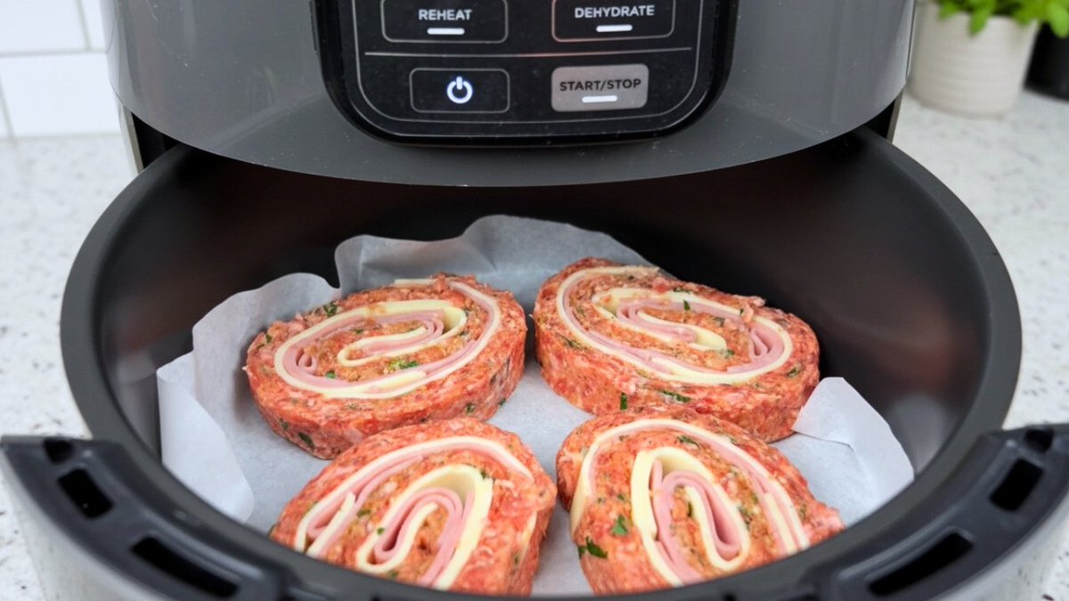 jenevansy's tweet image. 🧡 I make it for dinner every week now: youtu.be/k08-4f9MnJU

#airfryer #dinnerrecipe