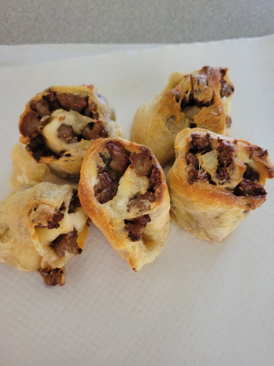 Anderson_FCS's tweet image. Tried a new quick and easy snack ~ sausage and cream cheese pinwheels. Students either loved them, didn't mind them, or didn't try them. Nobody hating them is a win!! #TryingNewThings #SoEasy #CookingClass #AHSisFamily
