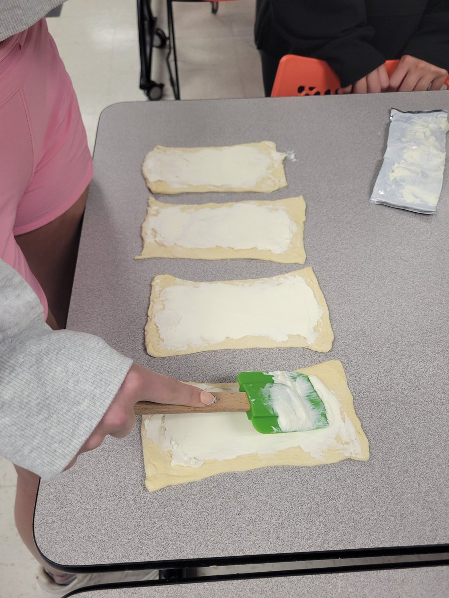 Anderson_FCS's tweet image. Tried a new quick and easy snack ~ sausage and cream cheese pinwheels. Students either loved them, didn't mind them, or didn't try them. Nobody hating them is a win!! #TryingNewThings #SoEasy #CookingClass #AHSisFamily