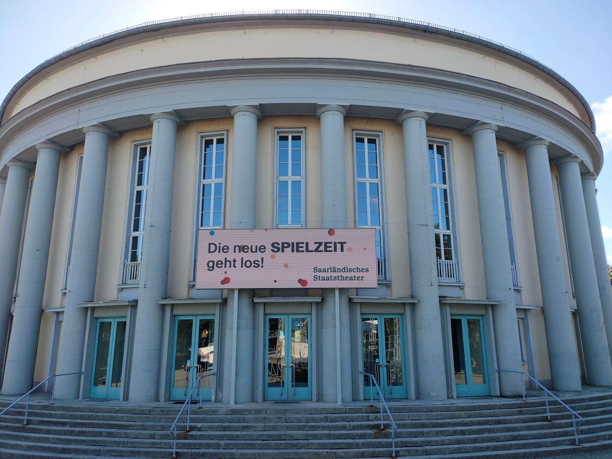 AVNationTV's tweet image. Curtain call for paper: PPDS delivers crystal clear DooH advertising to historic German theatre with a scene-stealing 12m2 Philips Urban LED 7000 Series installation. avnation.tv/2026/04/23/cur… #AVTweeps #CaseStudy @PhilipsDisplay