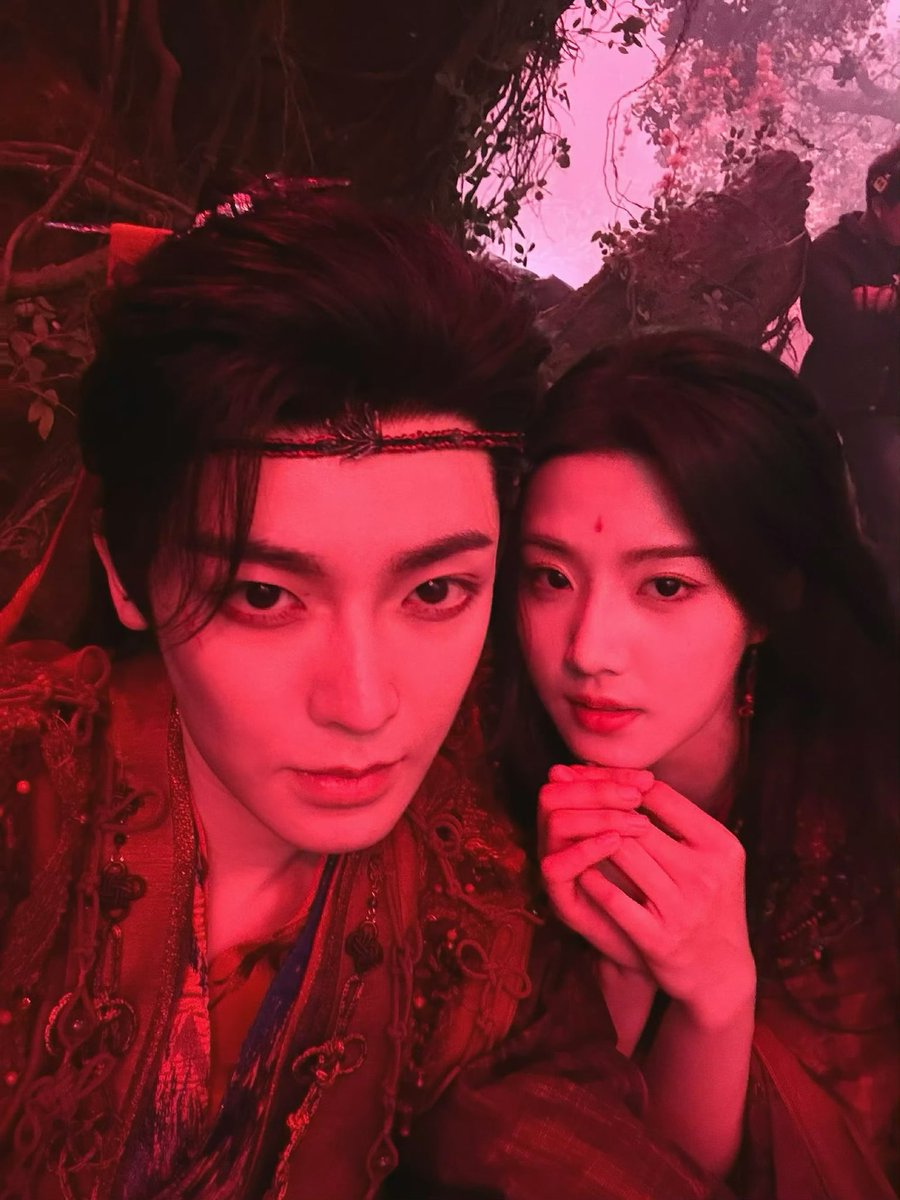 셀카 노욱효가찍으면  절대호락호락한바보커플💕인데
후명호님이찍으면  눈마주치면뒤도안돌아보고도망가야하는구미호셀카  나오는거 개좋아서 테이블배로침