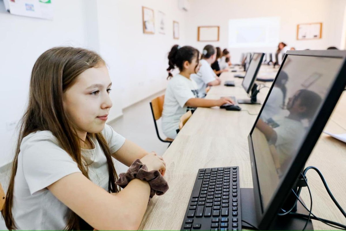 UNDPAlbania's tweet image. On #GirlsInICTDay, together with @UN_Albania, @UNFPAAlbania &amp;amp; @WHOAlbania &amp;amp; #UNWomen, we hosted a session on #genderequality in the age of #ArtificialIntelligence 
From online safety to inclusive AI, the message is clear:girls must shape the digital future.
Funded by @SwedeninAL