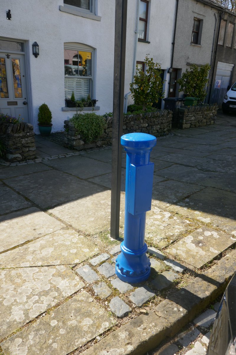 TheLengthsman's tweet photo. A hot sunny afternoon in The Gill, #Ulverston painting #Bollards !
Nice Landy TDi π https://t.co/AZCWe8TFkd