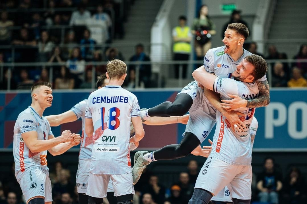 vcdynamo's tweet photo. 💤 Долгих 15 лет москвичи не могли одержать победу в Казани в решающих матчах чемпионата России. И вот - таких побед случилось сразу две!
 
✨ Бело-голубые не являлись фаворитом в первом матче, не являлись во втором, да и в третьем матче в Москве тоже не будут. Но азве это важно? https://t.co/1Jn9Q0Sstf