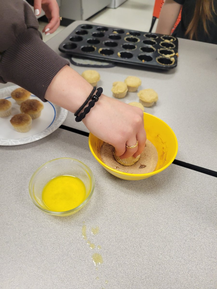 Anderson_FCS's tweet image. Bite-sized donut muffins are the best way to start the day!  #CookingClass #AHSisFamily