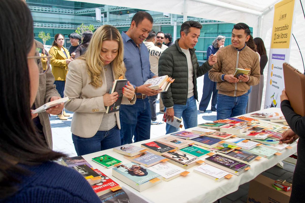 IEEM_MX's tweet photo. En el marco del Día Mundial del Libro, en la explanada central, la Unidad Coordinadora de Género impulsa el intercambio de libros "Dona ideas, comparte igualdad", entre personas servidoras públicas electorales. 📚 https://t.co/IQdS5vTn6s