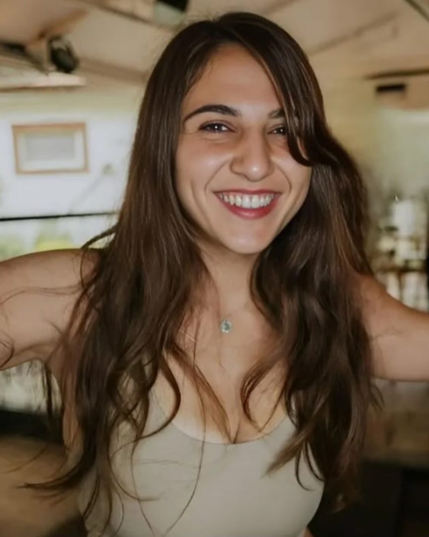 Mazelit_'s tweet image. Her name was Ella Hamuy🎗️

She went to a music festival and never came home.

That day was October 7.

Over 1,200 people were slaughtered by Hamas 10/7.  

But Ella didn’t die that day.
She fought for 25 more in the hospital. 

Hamas brutalized her body so badly she died in her