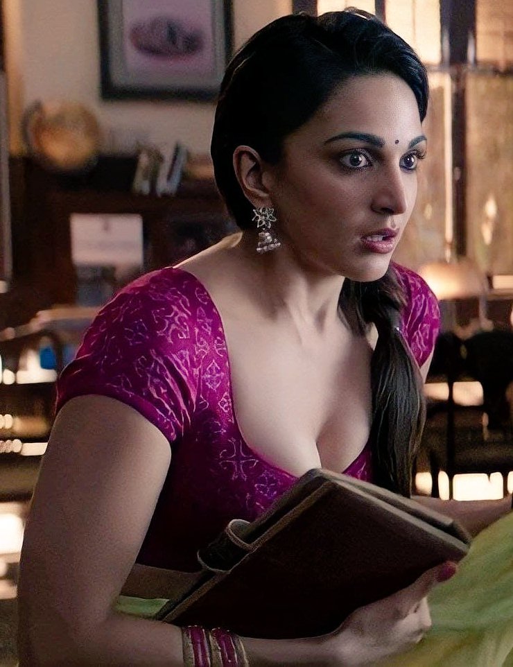 FunbirSingh's tweet image. When #KiaraAdvani and #KritiSanon steal the SHOW