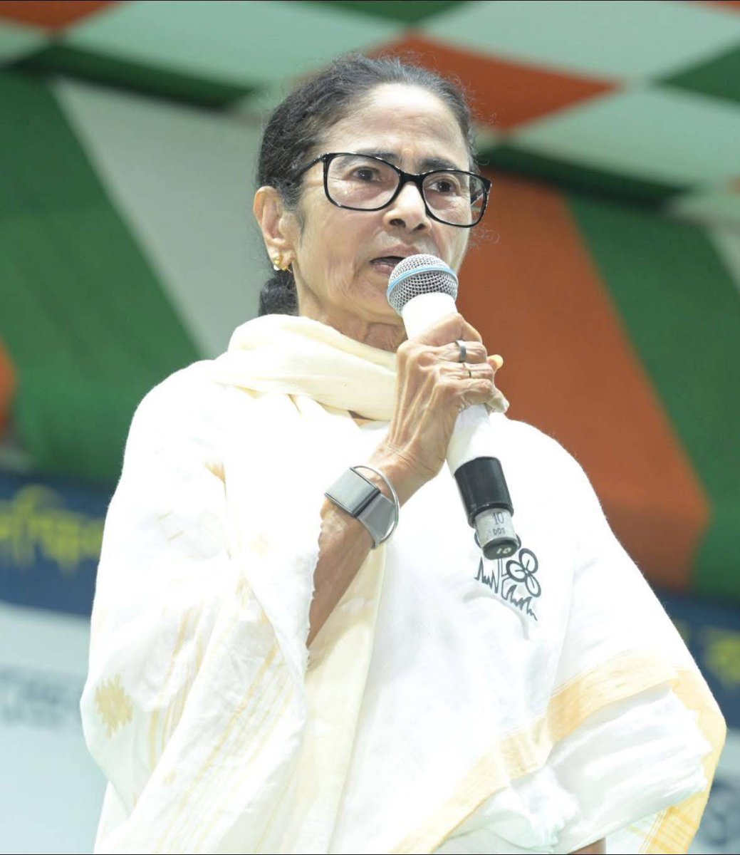 AITCofficial's tweet photo. Smt. @MamataOfficial addressed a janasabha in support of our candidates, Aroop Biswas from Tollygunge and Debabrata Majumdar from Jadavpur, amid an enormous turnout.

As night fell, the crowd lit up the venue with their mobile flashlights in a show of support, solidarity, and connection. It was a powerful expression of people standing united for their rights and dignity.