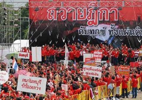 Social Movement ขบวนการเคลื่อนไหวที่อิมแพ็คมากๆ คือ เรดเชิ้ต หาบห่อรายชื่อ จำนวน 5,363,429 ล้านชื่อ เพื่อถวายฎีกาขอพระราชทานอภัยโทษช่วยทักษิณ