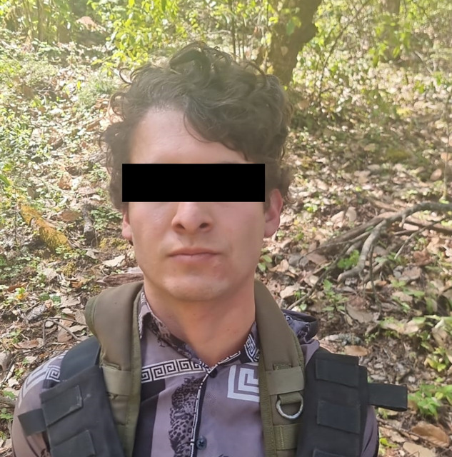 EJTO_FAM_GN's tweet image. 🚨 Detienen a 10 integrantes del grupo delictivo “Gente del Guano”, del cual es líder Aureliano Guzmán Loera “Guano”, hermano de Joaquín “El Chapo” Guzmán tras operativo en La Cebadilla, #Tamazula, #Durango.   @Defensamx1 @ComandanteFAM 

También Etzair Lugo, jefe de seguridad y