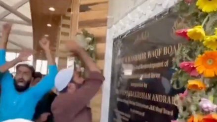 Remember when a mob vandalized the Ashoka Emblem that was on the plaque at a Dargah in J&amp;K because it was hurting their religious sentiments

This incident happened in 2025 in Hazratbal.

Today, from the same Hazratbal, 4 people were arrested for providing logistic support to