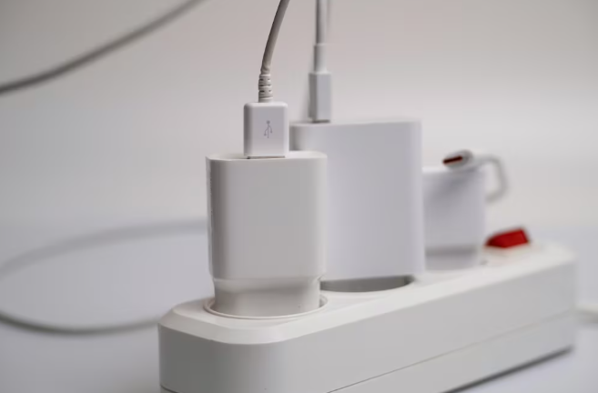 eluniversocom's tweet photo. #EstadosUnidos | La #regleta de 10 dólares contra tu casa: el error eléctrico que el FDNY pide evitar para no perderlo todo este invierno https://t.co/1RV1KpIMs9 https://t.co/zxFoT7hBmK