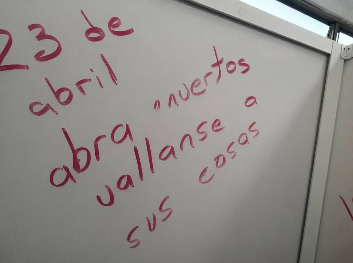 MCRuben2's tweet photo. Los mensajes que dejan ahora en los baños //// los que yo dejaba antes https://t.co/gwJkDtfOq4