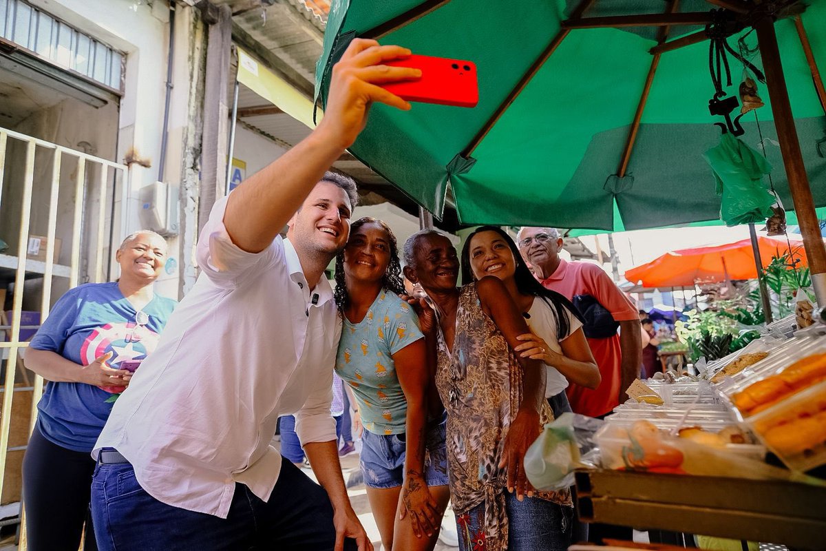Hoje estive na feira do João Paulo, aqui em São Luís, e conversei com feirantes, ouvi de perto as demandas e vi a realidade de quem faz a feira acontecer todo dia.

E claro… não resisti e comi um mocotó daqueles, porque tava brocado. 😄 E tava bom, viu?